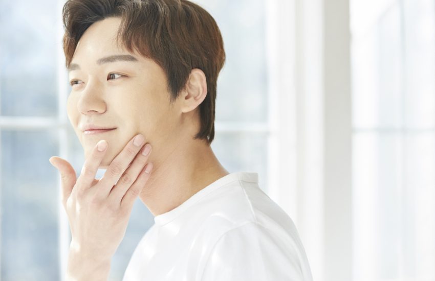 スキンケアする男性